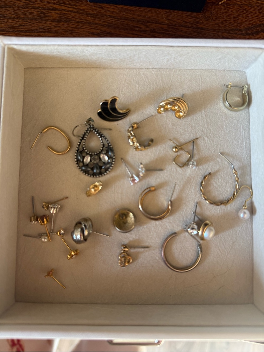 Assorted Earring Bundle - Single Pieces - Picture 4 of 5